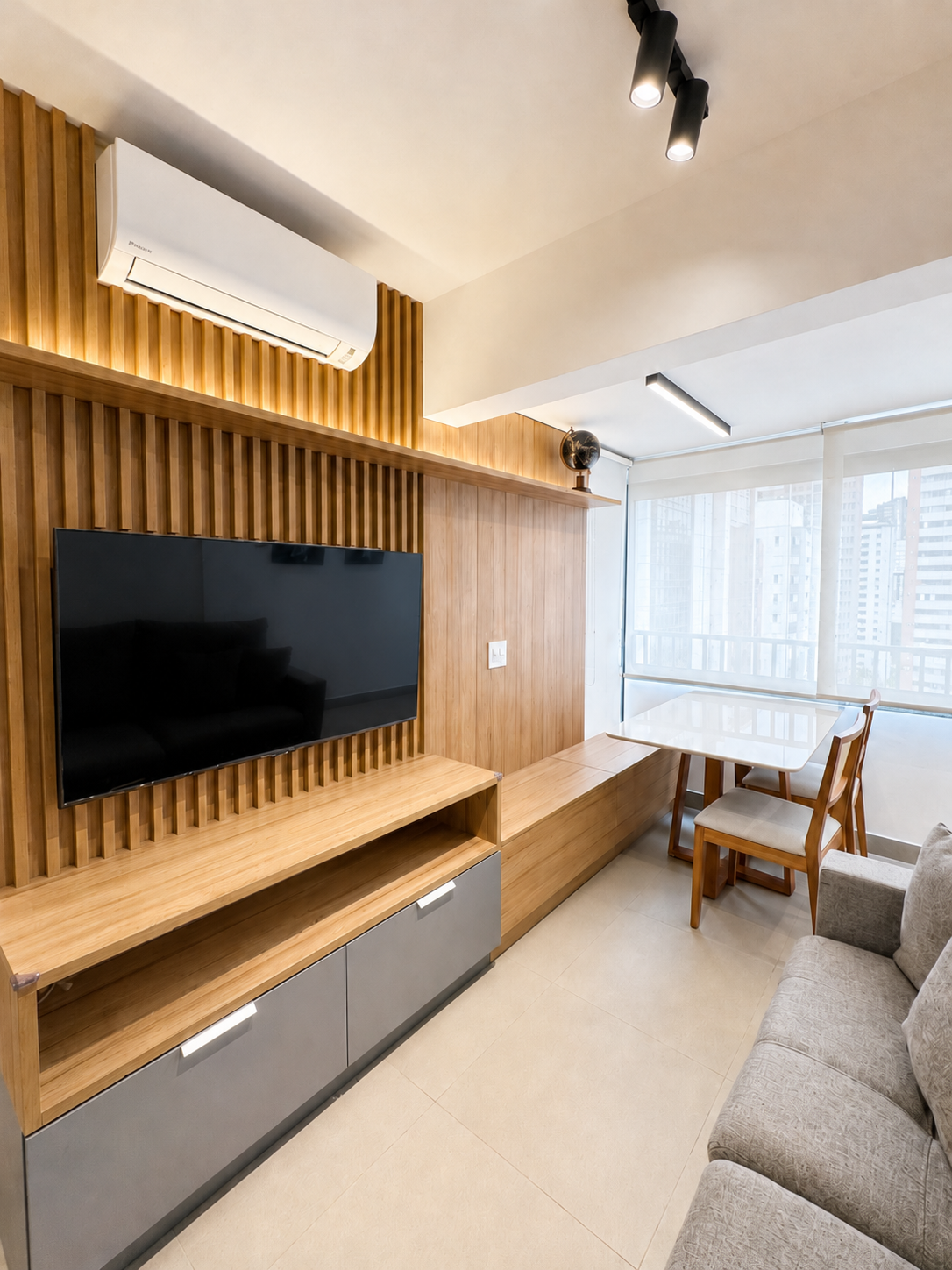 Sala com painel planejado